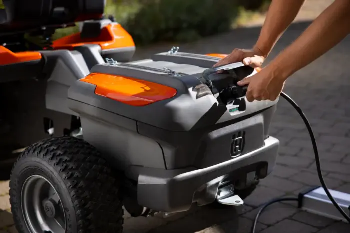 Husqvarna Akku-Frontmäher Rider 200iX – Grundgerät ohne Mähdeck – Modell 2025 – Bild 9